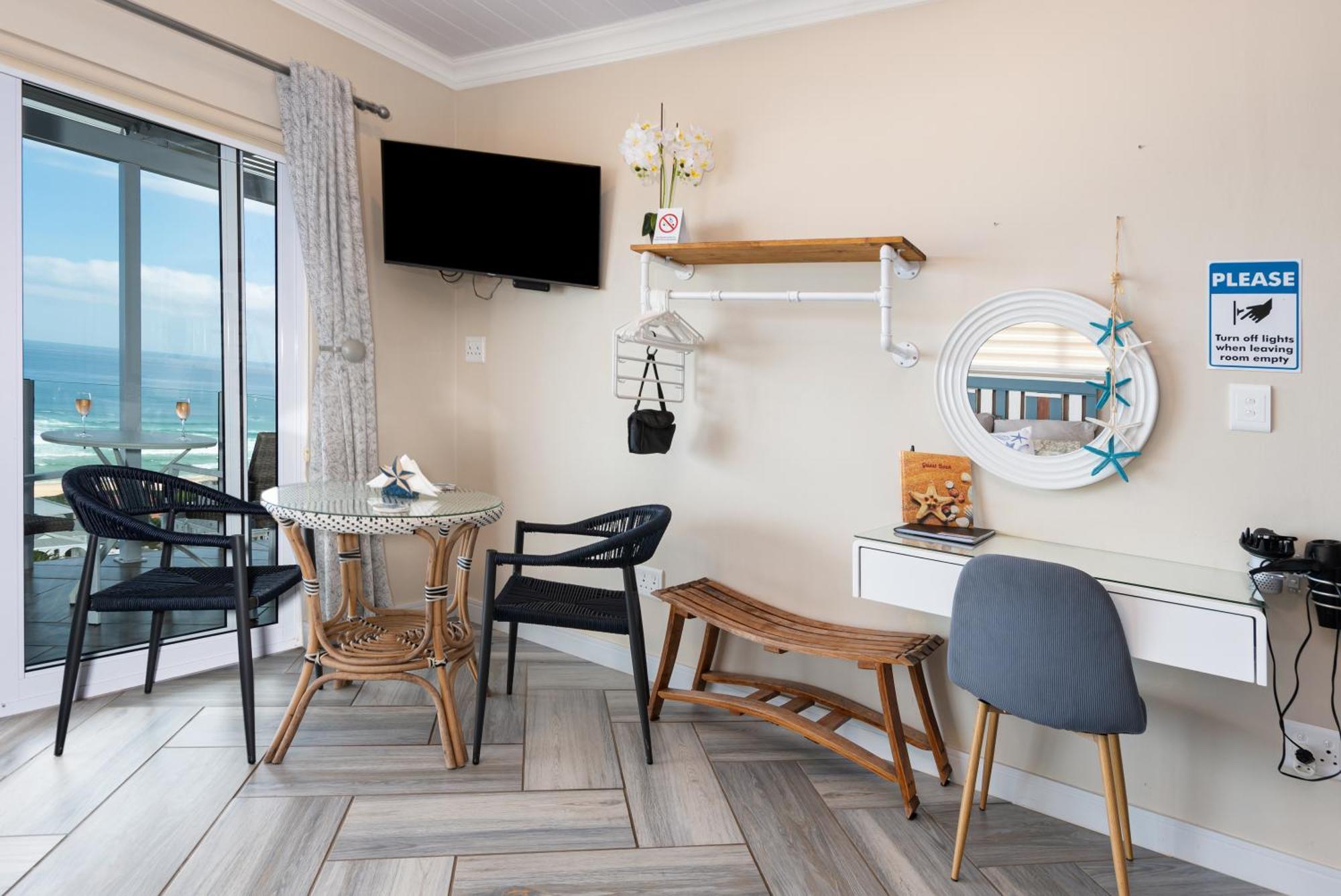 Pearl White Sands Glentana Room photo